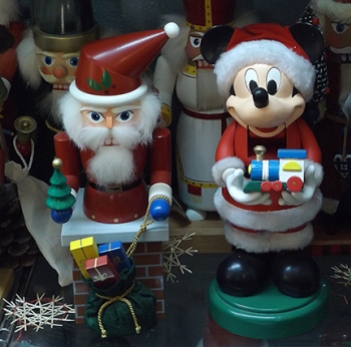 santa-and-mickey-mouse-nutcrackers